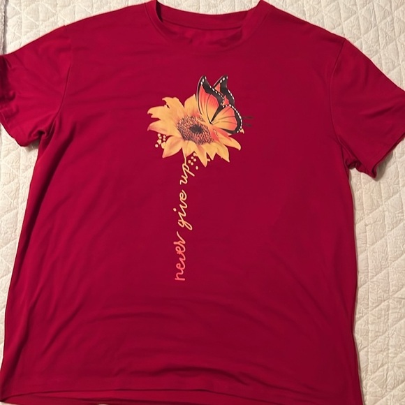🛍️No tags. Size medium. Never Give Up butterfly and sunflower t-shirt - Picture 2 of 3